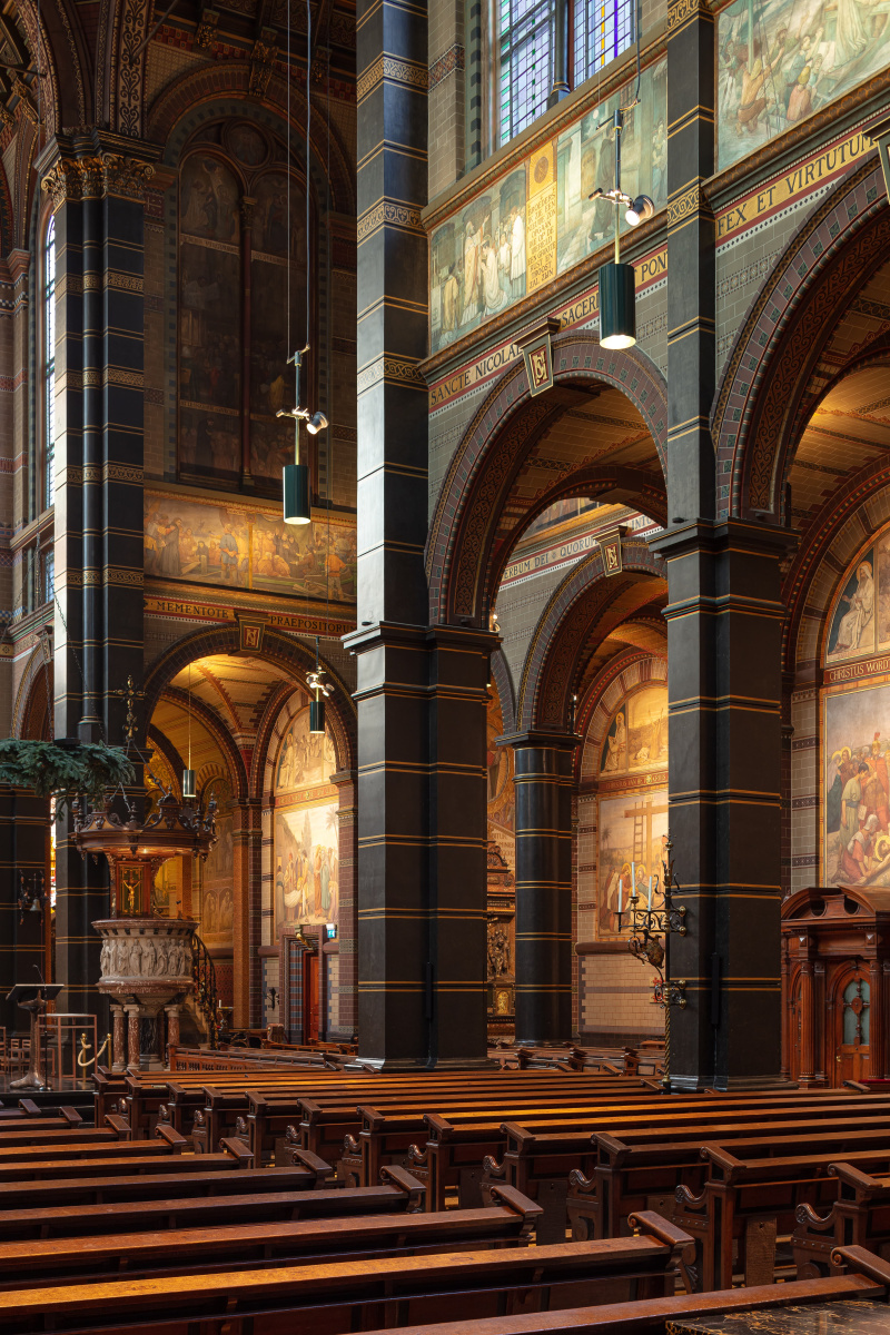 Verlichting in de Sint Nicolaas Basiliek Amsterd