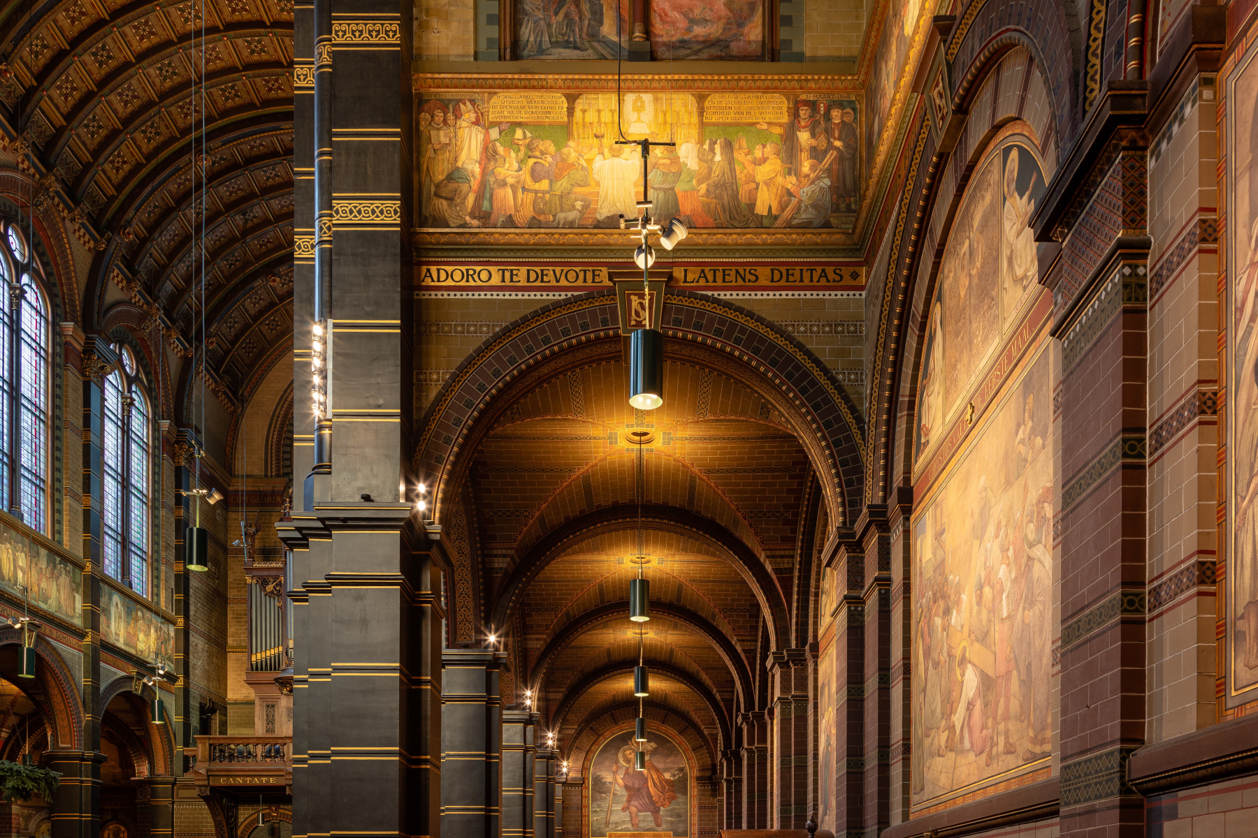 Verlichting in de Sint Nicolaas Basiliek Amsterd