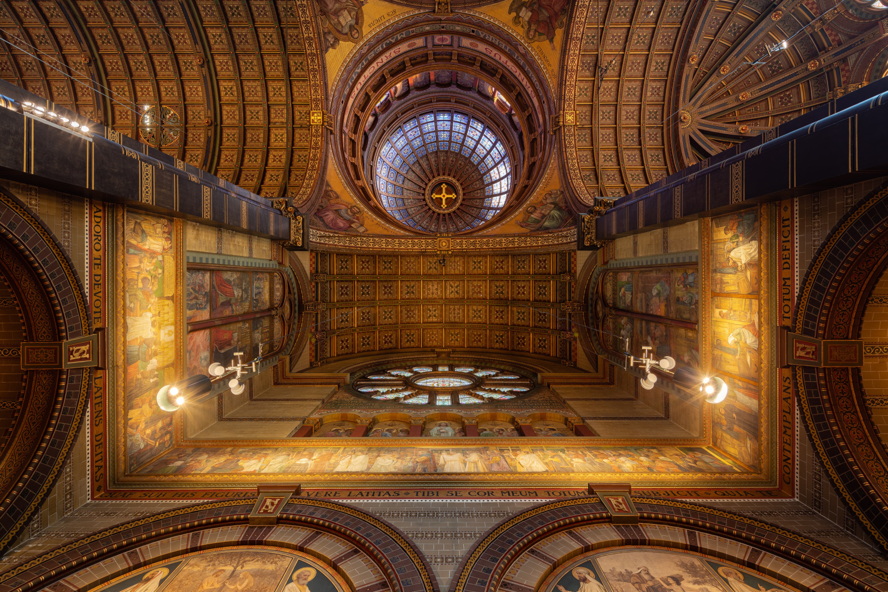 Verlichting in de Sint Nicolaas Basiliek Amsterd